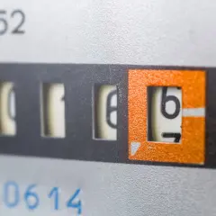 Zbliżenie na licznik energii elektrycznej z widocznymi cyframi i oznaczeniem kW.