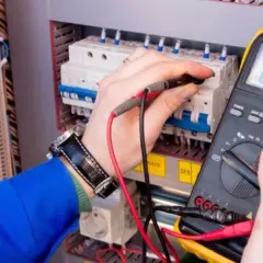 Ile zarabia elektryk po zawodówce? Zaskakujące fakty o pensjach