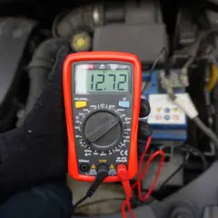 Sprawdzanie akumulatora miernikiem. Wynik 12.72V pokazuje, że jest w dobrym stanie.