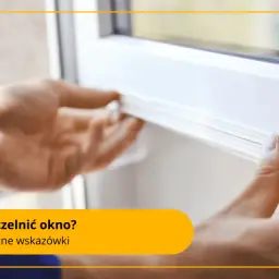 Dłonie przykładają białą taśmę uszczelniającą do ramy okna. Dowiedz się, jak uszczelnić okna na zimę, by uniknąć przeciągów.