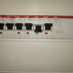 Rząd wyłączników automatycznych ABB, w tym zabezpieczenie przedlicznikowe, zapewnia bezpieczeństwo instalacji elektrycznej.