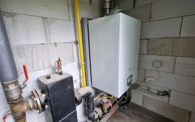 Piec Ferroli jak ustawić? Widok instalacji gazowej i wodnej przy kotle.
