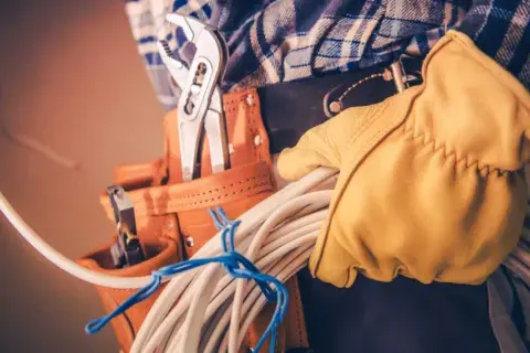 Pomocnik elektryka co robi? Odkryj jego kluczowe obowiązki i umiejętności