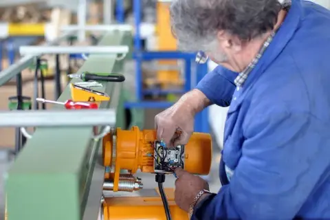 Jak zostać elektrykiem po liceum i uniknąć błędów w karierze