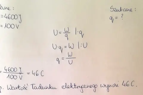 Obliczenia fizyczne pokazują wzór na napięcie i wyznaczają ładunek q=46C.