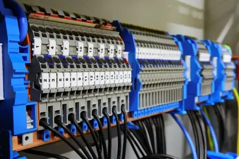 Kto jest właścicielem skrzynki elektrycznej? Odpowiedzialność i obowiązki