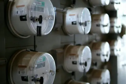 Rząd liczników energii elektrycznej, gotowych do przepisania przez Enea.