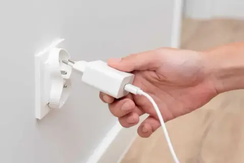 Ile prądu pobiera ładowarka w kontakcie? Sprawdź, ile tracisz energii