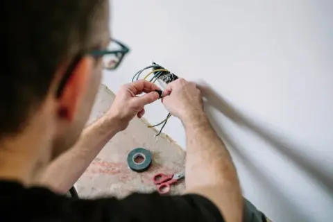 Czy elektryk może pracować sam? Kluczowe przepisy i ryzyka pracy samodzielnej