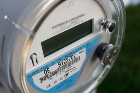 Nowoczesny licznik energii elektrycznej, który pomoże Ci zrozumieć Twoje taryfy prądu.