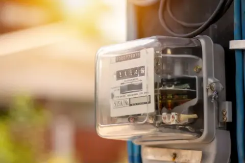 Stary licznik energii elektrycznej, gotowy do wymiany w ramach usługi Tauron.