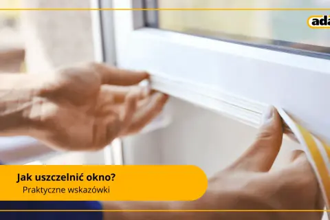 Dłonie przykładają białą taśmę uszczelniającą do ramy okna. Dowiedz się, jak uszczelnić okna na zimę, by uniknąć przeciągów.