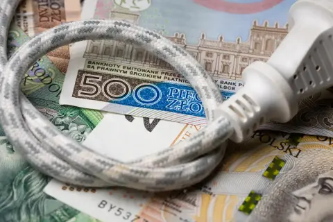 Kabel z wtyczką na polskich banknotach. Czy to symbol opłaty mocowej co to i ile kosztuje?
