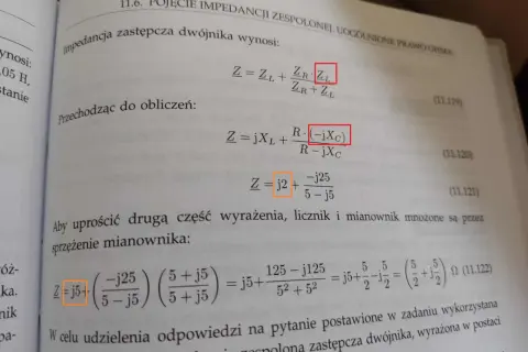 Wzór na impedancję zespoloną dwójnika: Z = jXL + R(-jXc)/(R-jXc). Obliczenia pokazują, jak uzyskać wynik.