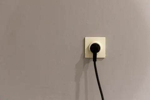 Gniazdko elektryczne z wtyczką. Czy to już czas na sprawdzenie taryfy urzędowej Energa?