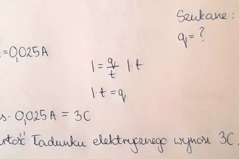 Obliczenia fizyczne: czas 120s, natężenie prądu 0,025A. Wartość ładunku elektrycznego wynosi 3C.