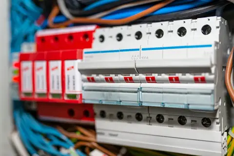 Jaka rozdzielnia elektryczna do domu – uniknij kosztownych błędów