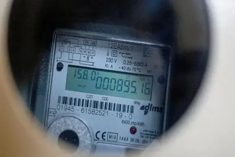 Cyfrowy licznik prądu PGE pokazuje 895.16 kWh. Odczyt jest prosty, wystarczy spojrzeć na ekran.