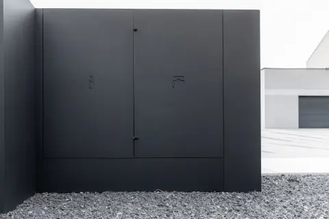 Nowoczesna, czarna obudowa skrzynki elektrycznej z symbolami.