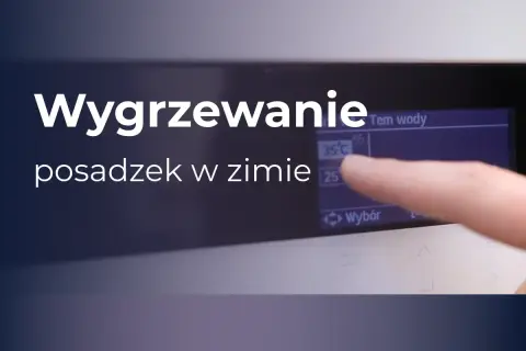 Wygrzewanie posadzek w zimie. Palec dotyka ekranu, ustawiając temperaturę wody na 35°C.