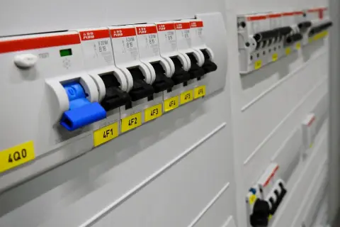 Co w rozdzielni elektrycznej? Kluczowe elementy i ich funkcje