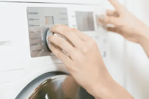 Ile prądu zużywa pralka na 1 pranie? Sprawdź, jak zaoszczędzić