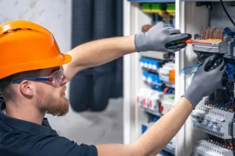 Ile zarabia elektryk z własną działalnością? Zaskakujące fakty i różnice
