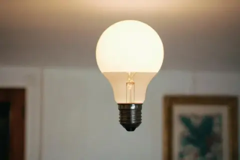 Ile prądu zużywa żarówka 150w? Sprawdź, ile zapłacisz za energię