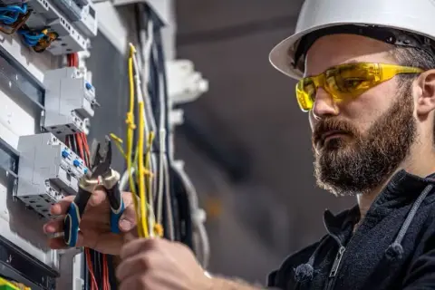 Ile zarabia elektryk na kopalni? Sprawdź, dlaczego warto pracować w tej branży.