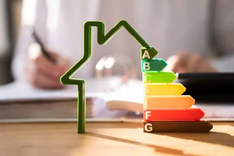 Zielony dom i etykiety energetyczne A-G. Analiza kosztów energii dla dostawców prądu w Polsce.