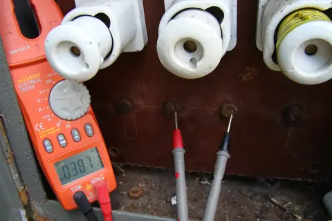 Kto ma klucz do skrzynki elektrycznej? Poznaj uprawnienia i zasady