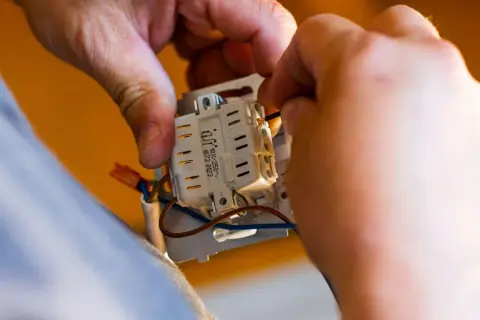 Ile bierze elektryk za domek? Poznaj ukryte koszty instalacji elektrycznej