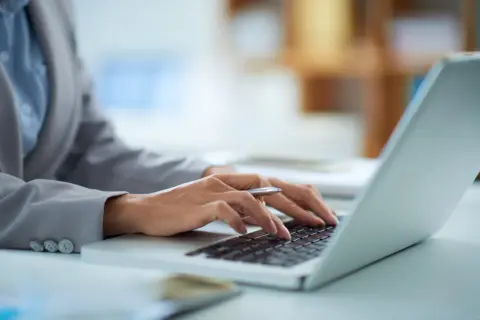 Ile prądu zużywa laptop na godzinę i jak obniżyć koszty energii?