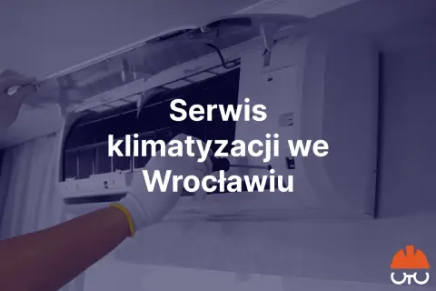 Ręka w białej rękawiczce naprawia klimatyzację.