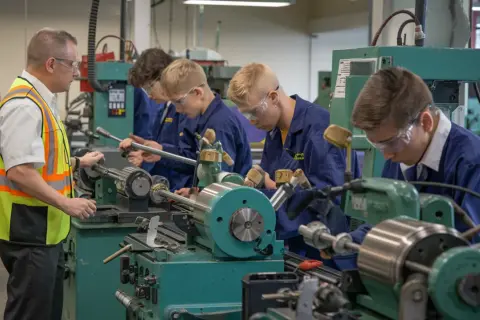 Co robi elektryk na praktykach? Poznaj obowiązki i wyzwania