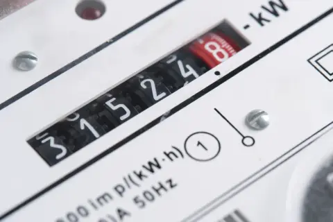 Liczniki prądu pokazują zużycie: 31524. To ważny dodatek do prądu, który pomaga kontrolować rachunki.