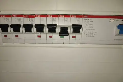 Rząd wyłączników automatycznych ABB, w tym zabezpieczenie przedlicznikowe, zapewnia bezpieczeństwo instalacji elektrycznej.