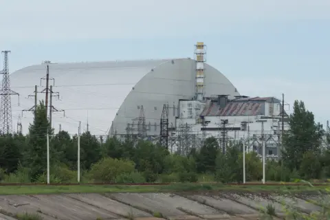 Nowy sarkofag nad Czarnobylską Elektrownią Atomową. Kiedy zniknie promieniowanie, natura powoli odzyskuje teren.
