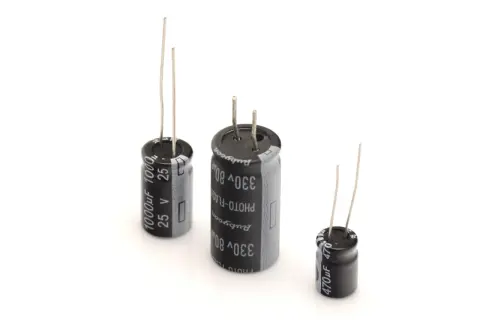 Różne rodzaje kondensatorów elektrolitycznych: 1000µF 25V, 330µF 80V i 470µF.