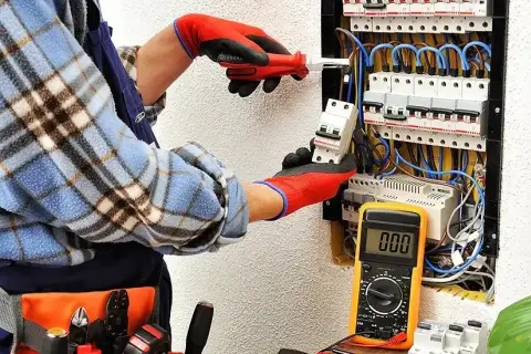 Technik elektryk jakie przedmioty rozszerzone, aby nie żałować wyboru