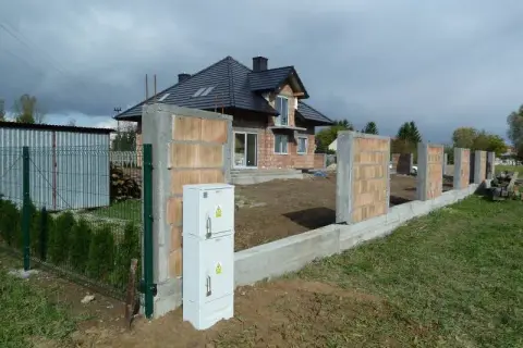 Jak ukryć skrzynkę elektryczną w ogrodzeniu – estetyczne i praktyczne rozwiązania