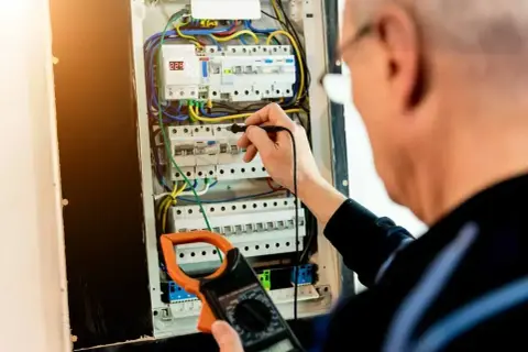 Ile kosztuje założenie skrzynki elektrycznej? Sprawdź ukryte koszty!