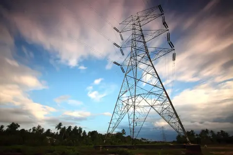 Wieża energetyczna na tle nieba z chmurami. Taryfa g13 zapewnia energię dla tej okolicy.