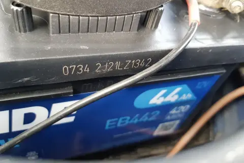 Na akumulatorze widoczny jest kod 0734 2J21LZ1342, który może oznaczać datę produkcji akumulatora.