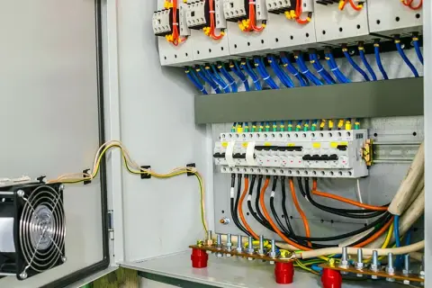 Jak zrobić opis rozdzielni elektrycznej, aby uniknąć błędów i zagrożeń