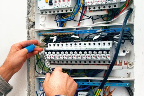 Jak podłączyć rozdzielnię elektryczną bez błędów i zagrożeń?