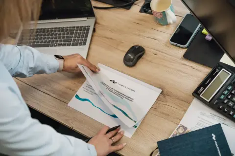 Doradztwo energetyczne przed inwestycją — kiedy projekt poprawia zyski, a kiedy tylko zamraża kapitał?