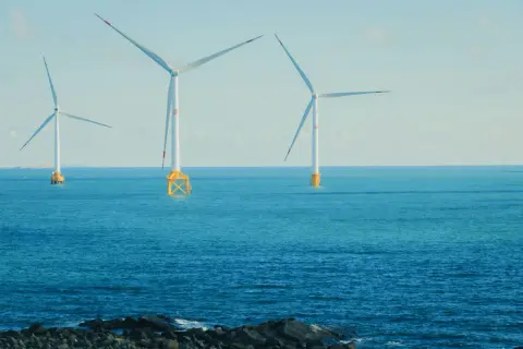 Wiatraki na morzu symbolizują potęgę Bałtyku i zieloną energię.