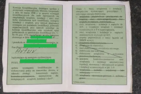 Dokument potwierdza uprawnienia SEP do 1kV, wydane po egzaminie, dla osoby wykonującej prace przy urządzeniach elektrycznych.