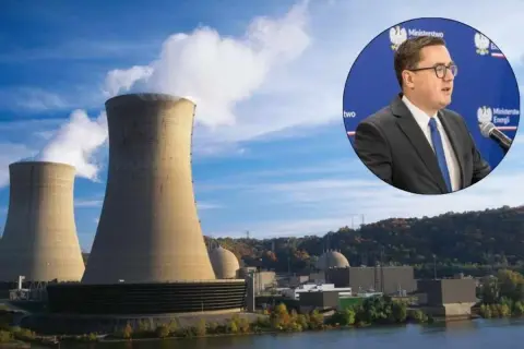 Wielka elektrownia jądrowa z chłodniami kominowymi i mężczyzna w garniturze przemawiający na tle logo Ministerstwa Energii. Energia jądrowa w Polsce.